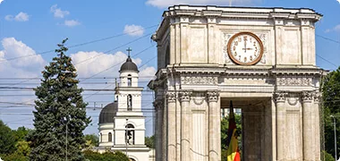 Parcul Catedralei Chișinău Arcul de Triumf în prim plan